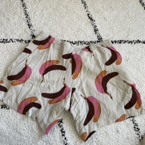 Banan shorts från Carin Wester  - Super fina banan shorts 🍌 från Carin Wester, finns inget band i midjan. 