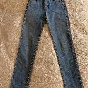 Edwin jeans säljes för 250kr. Måttet i midjan är 71 cm och  benlängden är 81 cm. Jag kan skicka eller träffas i Stockholm city. Köparen får stå för frakten använd gärna köp nu knappen. 