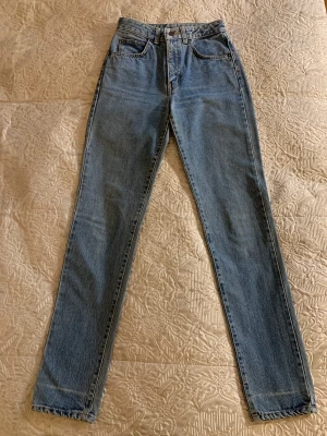 Edwin jeans  - Edwin jeans säljes för 250kr. Måttet i midjan är 71 cm och  benlängden är 81 cm. Jag kan skicka eller träffas i Stockholm city. Köparen får stå för frakten använd gärna köp nu knappen. 