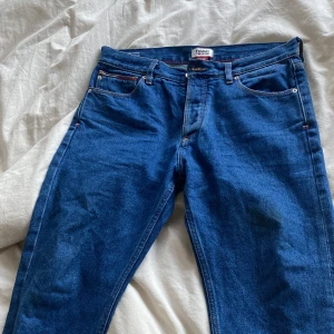 Tommy jeans - Tommy Hilfiger jeans i storlek 32/32. Knappt använda.