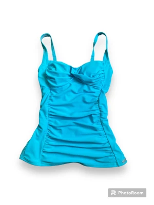 Fin y2k linne - Jättefint linne som påminner om 2000talet. I typ bikini material. Sitter som en smäck och formar kroppen SKIT fint 💗💗även stretchig men sitter bra