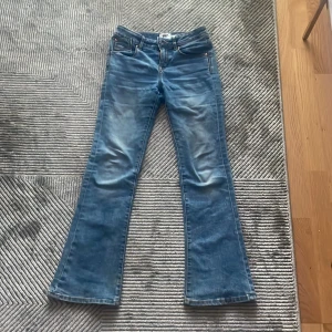 Skippy flared jeans 😋 - Jätte fina flared jeans, dom passar mig perfekt som en 152 så runt 152/158 skulle jag rekommendera! Bilderna e jätte skumma men om ni vill ha närmare bilder är det bara och fråga så ordnar jag det 💋