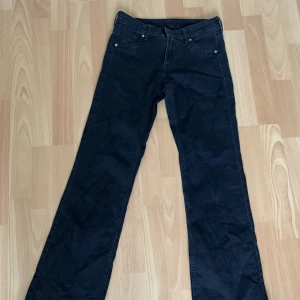 Lågmidjade jeans - Lågmidjade bootcutjeans ish (dom ser typ raka ut). 💗 använda typ en gång. Avklippta så skulle säga att dom passar 160 å kortare. 