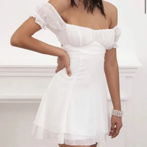 Studentklänning  - Jättefin klänning som jag köpt här på plick men som tyvärr inte passade mig. Passar helt perfekt till studenten och sommaren!! Märket är Lucy In The Sky, originalpris var 70$ + 300kr frakt men säljer för endast 450kr. Storlek XS men passar en mindre S