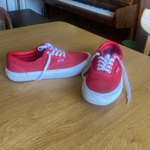 Vans Era Pro strlk 41 - Vans Era Pro, röda. Sparsamt använda så fortfarande nyskick😍 Denna är Pro-modellen av Vans vilket betyder att sulan är tjockare så de är mer bekväma, gjorda för skateboarding👍