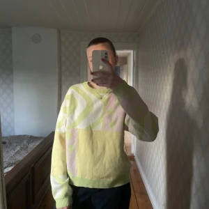 Stickad tröja - Flerfärgad stickad tröja från kollektionen Misslisibell X NAKD. Nytt skick.