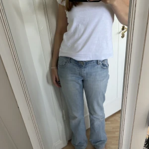 Lågmidjade jeans - Jättesnygga jeans! Liten vit fläck på ena benet (sista bilden) men ingenting man tänker på, jag är 168