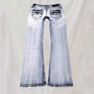 Snygga lågmidjade only jeans! Midja: 74 och innerben: 73,5! 