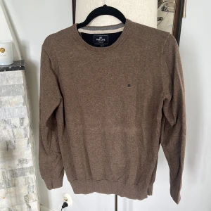 Beige Bomullströja - Väldigt snygg tröja från Park Lane i väldigt bra skick. Nypris 500kr. Kolla även min profil för liknande kläder i fler storlekar. 