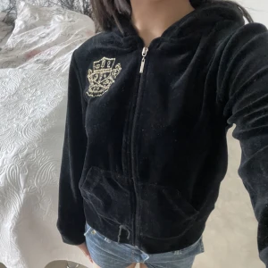 juicy couture zip up - svart juicy couture zip up i plysch material. fina detaljer, dm vid frågor 🤍