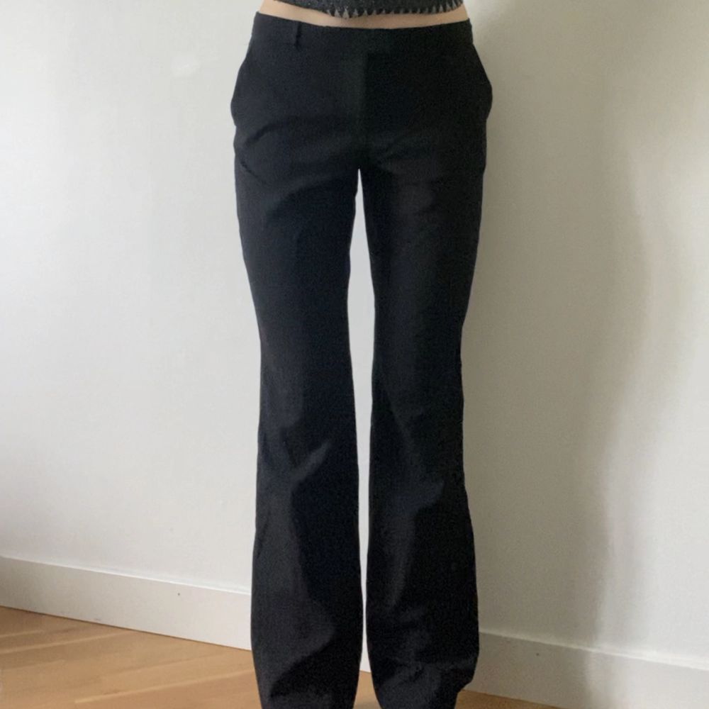 Använd gärna köp nu💕lågmidjade kostymbyxor från stockholm LM, långa! Strl 38L som jag uppskattar till s/m, jag är 171cm💕💕midja: 40cm, innerbenslängd: 86cm🫶🏼. Jeans & Byxor.