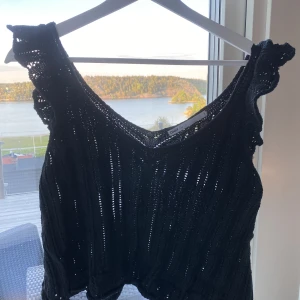 Only topp🖤🖤 - Säljer denna söta svarta toppen från only!🖤