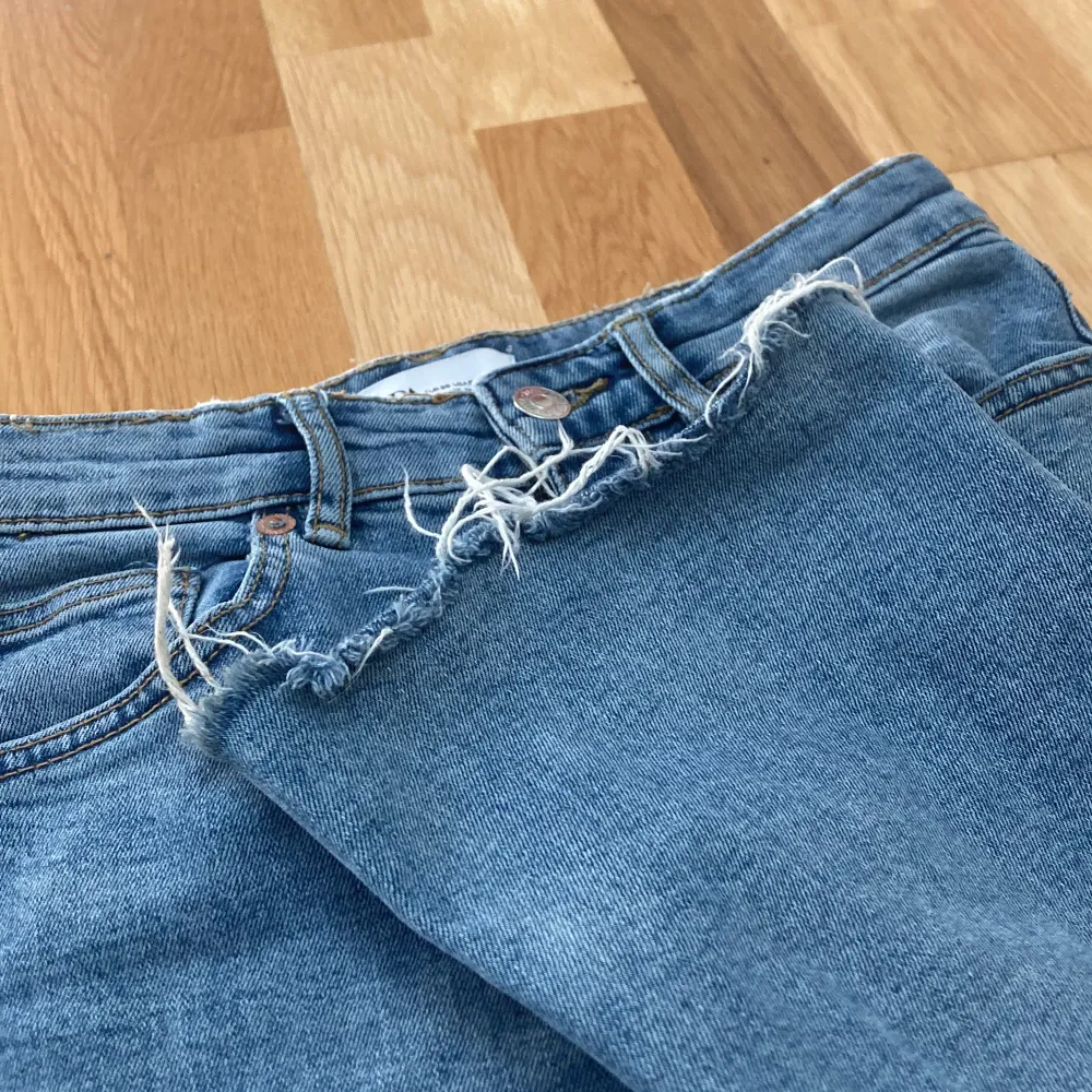 Jeans från zara, skulle säga att de är ganska högmidjade. Säljer då de inte kommer till användning💕 kontakta mig om du har några frågor🫶🏼. Jeans & Byxor.