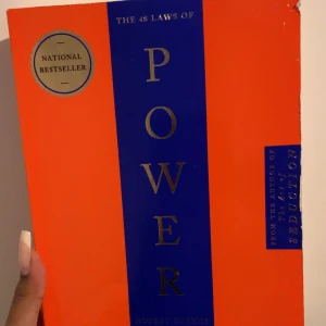 The 48 laws of power - Boken handlar om strategier för att öka ens makt och inflytande i sociala och professionella situationer. Den beskriver 48 lagar som kan hjälpa en person att uppnå sina mål genom att manipulera och kontrollera andra människor. Boken är på engelska🤍