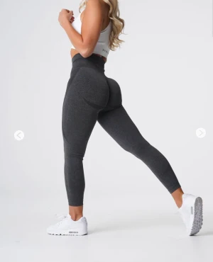 NVGTN tights  - Säljes i nyskick då jag beställde fel storlek. Dessa är endast testade och aldrig använda.   Modell: Black Speckled Contour Seamless Leggings   Storlek: S 