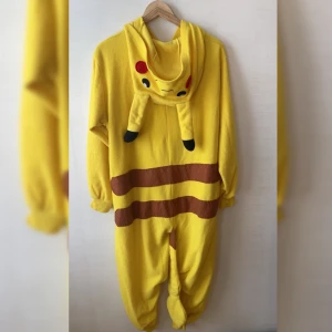 Pikachu Kigurumi  - Säljer min pikachu kigurumu som gett mig många år av lycka i tidig tonår men som tyvärr bara blivit hängandes i garderoben de senaste åren. Sparsamt använd och inga tecken på slitage. Fler bilder går att få. 🌼