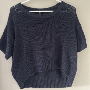 Stickad H&M t-shirt  - Säljer min blåa stickade H&M  t-shirt. Jag säljer den då jag aldrig använder den längre. Är i mycket gott skick och har inga märken på sig. Kan vara lite genomskinlig. Kan tänka mig att mötas upp runt Stockholm, hör gärna av er om ni har mer frågor💞