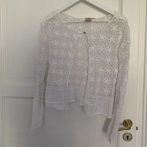 Virkad kofta  - SÅ fin virkad kofta men tyvärr för liten för mig:( köpt här på Plick