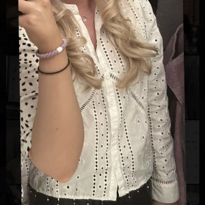 Blus zara - Säljer denna jättefina blus från zara då jag har alldeles för många liknande vita blusar!💓använd 2 gånger