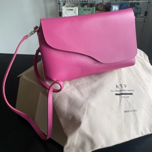 ATP väska  - atp väska i väldigt gott skick  111400 corinaldo  double faced nappa  212- fuxia 