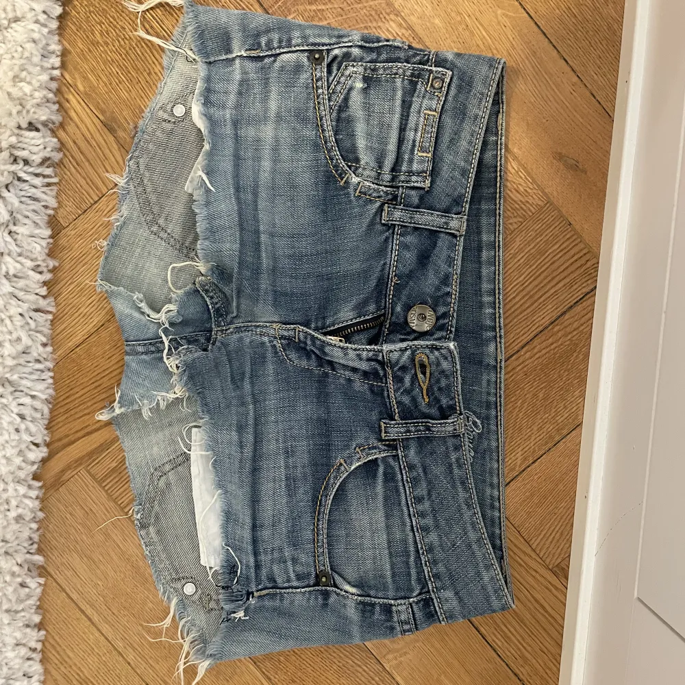 Skitsnygga shorts!!!!! Lågmidjade! Så jävla snygga men kommer tyvärr inte till användning.  36 men passar som 34💞 pris kan diskuteras😊 Priset inkluderar inte frakt💞. Shorts.