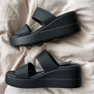 Crocs - Ascoola HELT oanvända platåskor från Crocs! Otroligt sköna och mjuka att gå i! Har en repa som jag inte lagt märke till innan! Storlek 37/39 och passar perfekt på mig som har 38! 🍓 nypris 600kr!