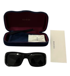 Gucci glasögon - Säljer att par solglasögon av gucci. Allt på bilden ingår och glasögonen är oanvända. Köpta för 3699kr  