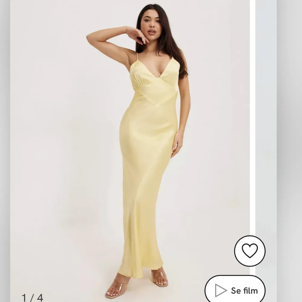 Säljer min gula långklänning från Nelly men som ursprungligen är ifrån Bardot (Capri diamonte slip dress). Den är endast testad och lappen är kvar, säljer då jag hittade en annan klänning. Superfin klänning och perfekt nu till Bal och sommaren.. Klänningar.