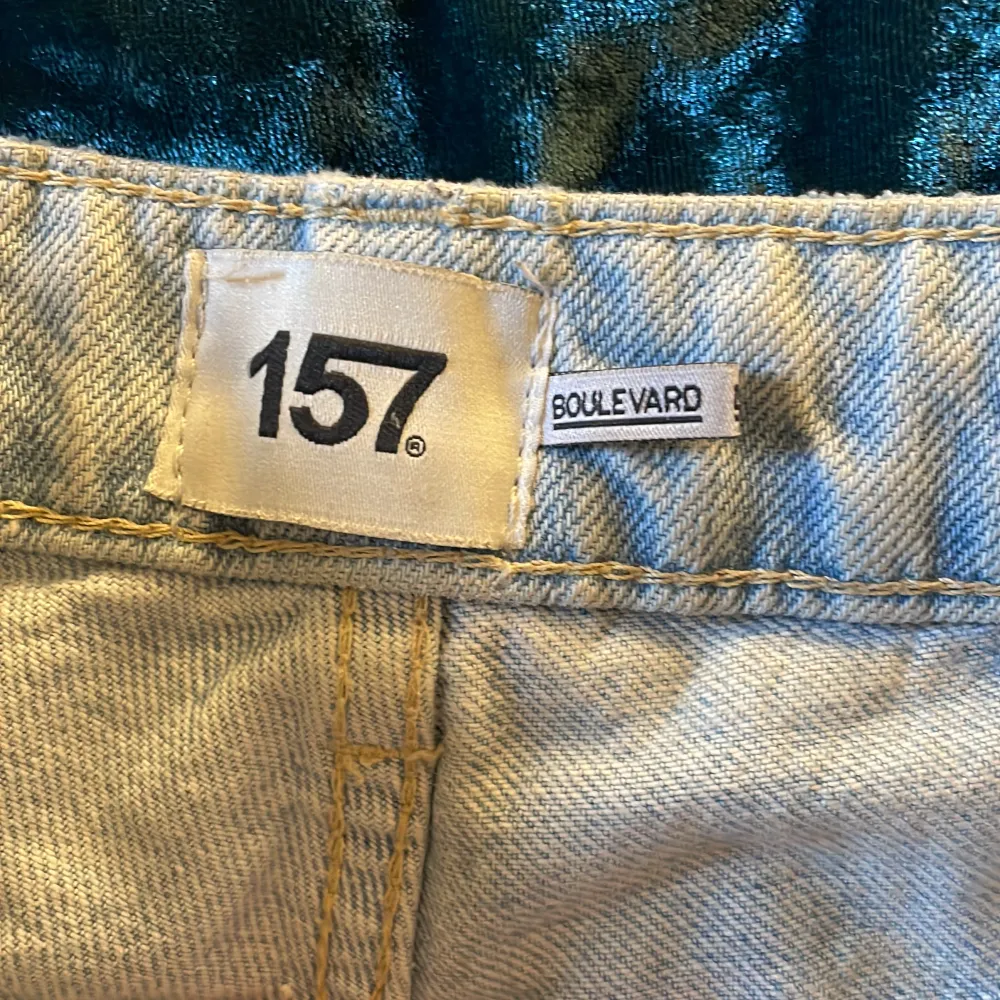 Jeans från lager157 har några slitningar nertill,går just under mina fötter då jag är 164cm lång . Jeans & Byxor.