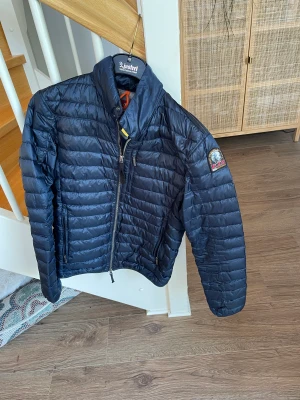 Parajumpers vårjacka - Säljer en parajumpers vårjacka. Passar om du är 170-180 lång Kan gå ner i pris vid snabb affär Strl S
