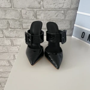 Klackskor - Säljer mina klackskor, aldrig använda endast testade.  Kan mötas i Linköping annars står köparen för frakten.