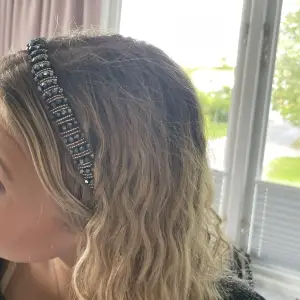 Super fint glitter diadem perfekt till en lite finare outfit💕Aldrig använt så är i super bra skick♥️