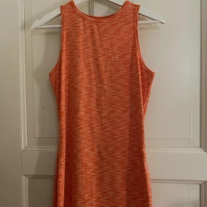 Sommarklänning  - Sommarklänning som kan användas vardag eller för fest i färgen orange och storlek L