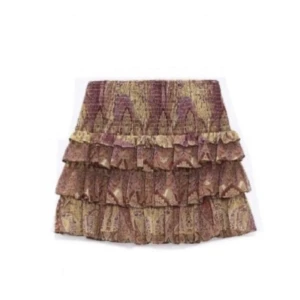 Zara kjol SÖKER!! - SÖKER DENNA FINA KJOL!💘 Den kommer från zara, skriv gärna drivar om du eller någon kompis säljer en sådan!💘👑