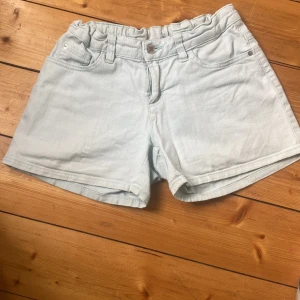 Shorts - Shorts med blommig detalj på baksidan 