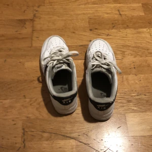 Air force - Dem är använda men i okej skick creasade och smutsiga även lite sönder slitna där bak. 