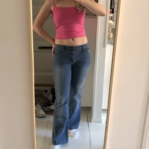 Lågmidjade jeans med broderad blomma - jättesköna o snygga lågmidjade jeans köpta second hand 