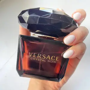 En helt ny oanvänd Versace Crystal Noir parfym på 90ml!!! Nypris : 975kr Säljs för : 650kr EXKLUSIVE frakt. Bilderna är lånade, kom DM för privat bilder. Paketet finns inte. 