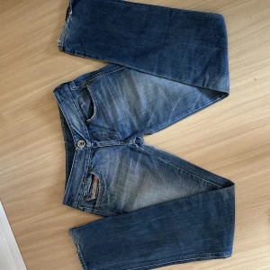 Lågmidjade Diesel jeans - Skitsnygga lågmidjade diesel jeans som tyvär är för små. Lite slitna på baksidan längst ner. Midja: 38cm Innerbenet: 84cm