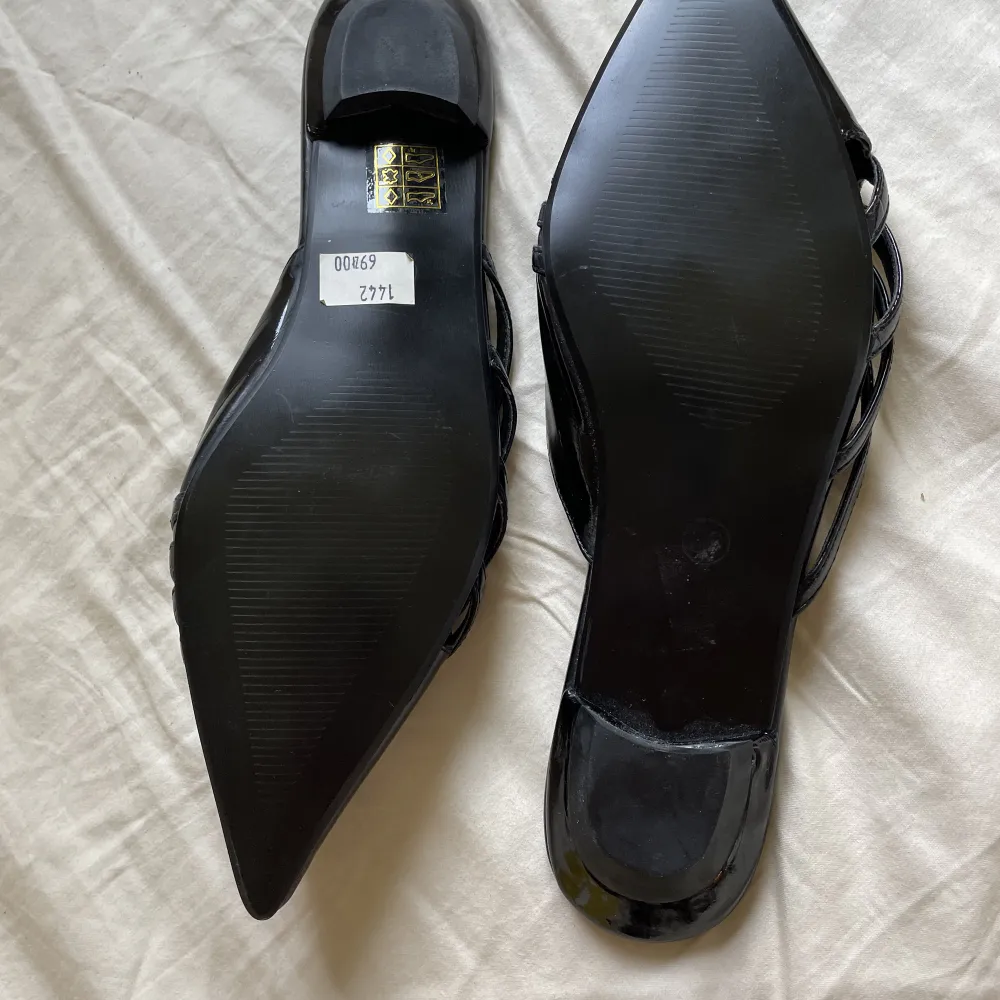 Vintage sandaler med en liten klack, Svarta I fake läder och helt nya!. Skor.
