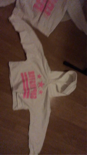Glittrig dollystyle crop hoodie - Hej! Säljer mina gamla Dolly style kläder, denna är originellt köpt för 400kr, säljs för 250, den är endast använd en gång och är i mycket bra skick 