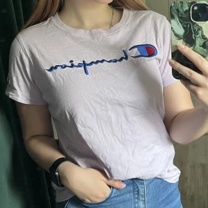Champion t-shirt - Ljuslila t-shirt från Champion i storlek XS. Använd ett fåtal gånger men i bra skick!