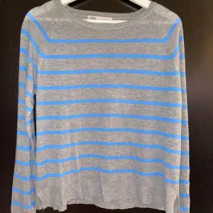 Jätte fin blå, grå randig tröja köpt på Zara!🤩Jätte fint skick!💗Köparen står för frakten😊