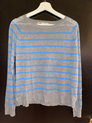 Blå, grå randig Zara tröja - Jätte fin blå, grå randig tröja köpt på Zara!🤩Jätte fint skick!💗Köparen står för frakten😊