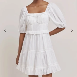 By malina klänning  - Säljer mina fina konfirmations klänning från By Malina. Den är endast använd en gång och är därför i nyskick. Nypris är 1999. Priset kan diskuteras