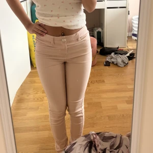 Skinny jeans - Hej säljer dom här Skinny jeansen i as snygg färg älskar färgen💕 sitter så bra på och stretchigt material. Använt två gånger ❤️innerbensmått 74🌸