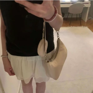 Väska - En superfin beige väska💗