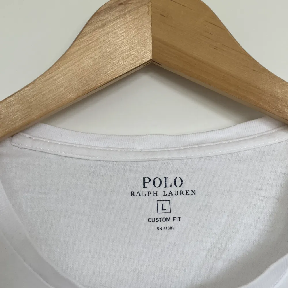 Polo Ralph Lauren Original Vit T-Shirt. I nyskick utan defekt. Storlek L som kan passa M också. Perfekt för sommaren. Nypris är runt 700. Skriv för mer information eller frågor.. T-shirts.