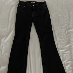 Svart jeans - Ett par super snygga svarta bootcut jeans. Använts några gånger.Inga defekter. Skriv om ni har frågor🖤priset kan diskuteras