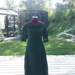 en jättefin mörk grön balklänning som är lite för lång för mig som är 160. Endast testad. Från NLY EVE.